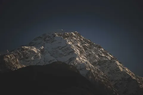 Goldener Gipfel 4K Hintergrundbild · mountains · 3840×2560