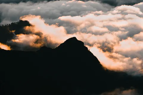 Gouden bergtop 4K-achtergrond · mountains · 3840×2560