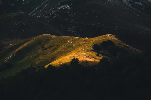 황금 봉우리 4K 배경화면 · mountains · 3840×2560