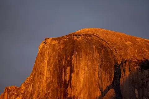 والپیپر قلهٔ طلایی با کیفیت 4K · mountains · 3840×2560