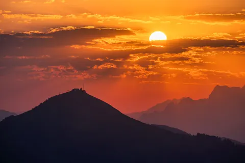 والپیپر قلهٔ طلایی با کیفیت 4K · mountains · 3840×2561