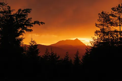 Wallpaper Puncak Keemasan 4K · mountains · 3840×2560