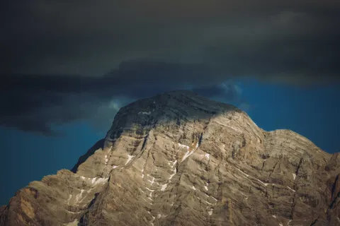 金色山峰 4K壁纸 · mountains · 3840×2560