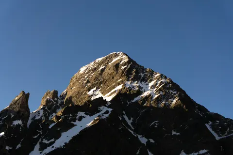Sfondo Vetta dorata 4K · mountains · 3840×2560