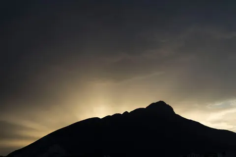 Sfondo Vetta dorata 4K · mountains · 3840×2560