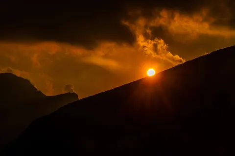सुनहरी चोटी 4K वॉलपेपर · mountains · 3840×2560