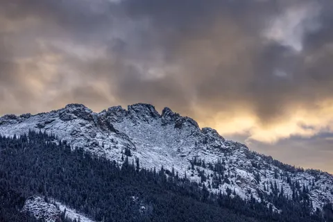 सुनहरी चोटी 4K वॉलपेपर · mountains · 3840×2561