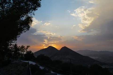 والپیپر قلهٔ طلایی با کیفیت 4K · mountains · 3840×2560