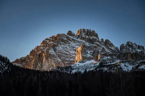 والپیپر قلهٔ طلایی با کیفیت 4K · mountains · 3840×2560