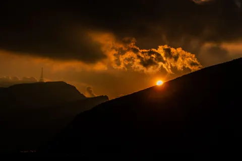 सुनहरी चोटी 4K वॉलपेपर · mountains · 3840×2560