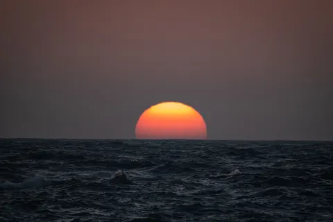 Fondo de pantalla Atardecer en el océano 4K · ocean · 3840×2560