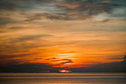 Wallpaper Senja di Laut 4K · ocean · 3840×2560