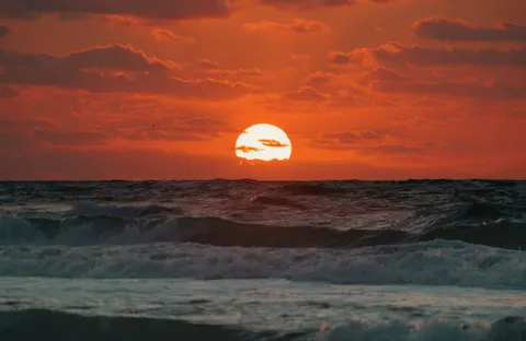 Zonsondergang boven de oceaan 4K-achtergrond · ocean · 3840×2492