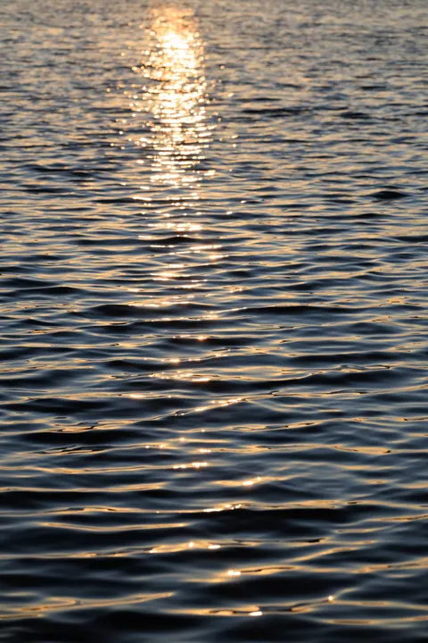 Blask księżyca na wodzie Tapeta na Telefon · moon · 1440×2160