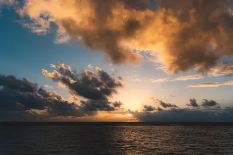 Zonsondergang boven de oceaan 4K-achtergrond · ocean · 3840×2560