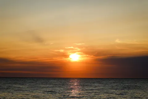 Wallpaper Senja di Laut 4K · ocean · 3840×2561