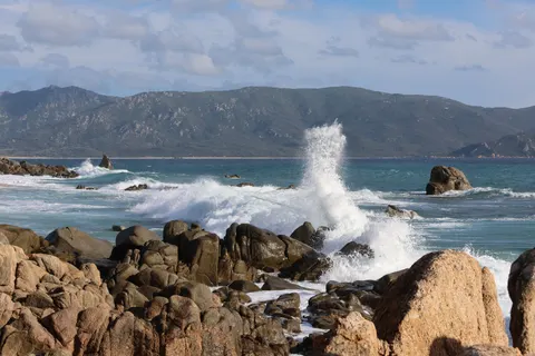 Rocky Shore 4K Wallpaper · ocean · 3840×2560