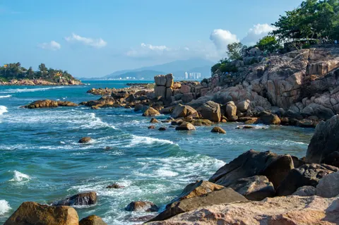 Rotsachtige kust 4K-achtergrond · ocean · 3840×2553