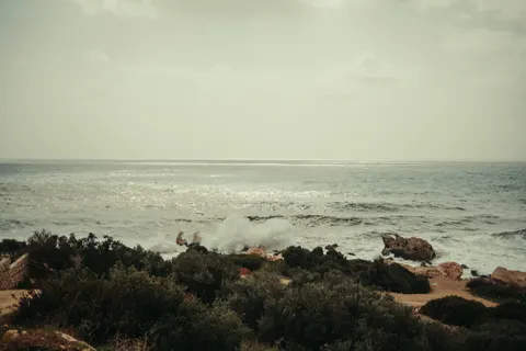 والپیپر ساحل صخره‌ای با کیفیت 4K · ocean · 3840×2560
