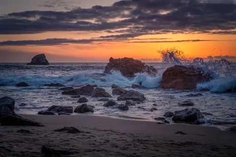 والپیپر ساحل صخره‌ای با کیفیت 4K · ocean · 3840×2560
