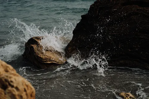 चट्टानी किनारा 4K वॉलपेपर · ocean · 3840×2560