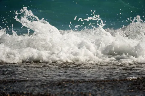Wallpaper Pantai Berbatu 4K · ocean · 3840×2560