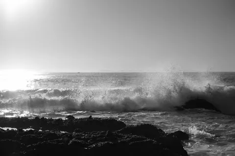 Wallpaper Pantai Berbatu 4K · ocean · 3840×2560