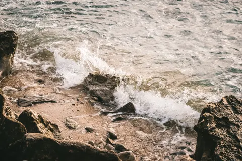 Wallpaper Pantai Berbatu 4K · ocean · 3840×2560