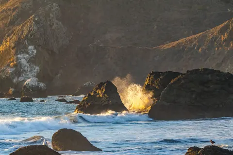 والپیپر ساحل صخره‌ای با کیفیت 4K · ocean · 3840×2560