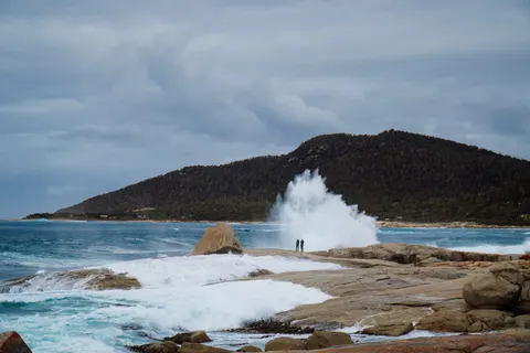 礁石海岸 4K桌布 · ocean · 3840×2560