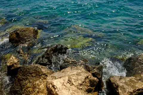 चट्टानी किनारा 4K वॉलपेपर · ocean · 3840×2560