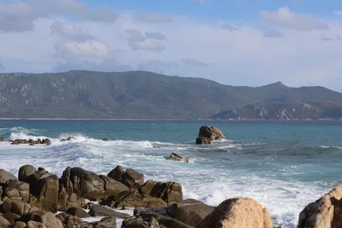 والپیپر ساحل صخره‌ای با کیفیت 4K · ocean · 3840×2560