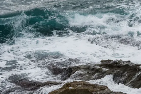 चट्टानी किनारा 4K वॉलपेपर · ocean · 3840×2558