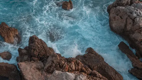 Wallpaper Pantai Berbatu 4K · ocean · 3840×2160
