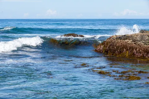 Fondo de pantalla Costa rocosa 4K · ocean · 3840×2560
