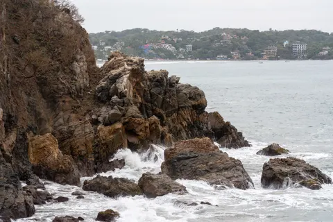 Kayalık Kıyı 4K Duvar Kağıdı · ocean · 3840×2561