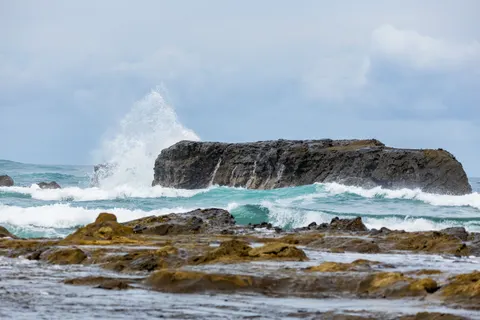 Rotsachtige kust 4K-achtergrond · ocean · 3840×2560