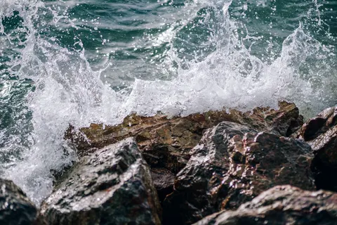 Rocky Shore 4K Wallpaper · ocean · 3840×2560