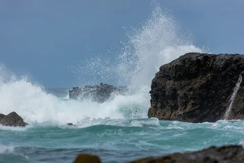 चट्टानी किनारा 4K वॉलपेपर · ocean · 3840×2560