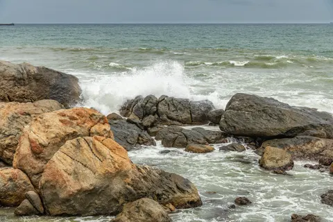 والپیپر ساحل صخره‌ای با کیفیت 4K · ocean · 3840×2560