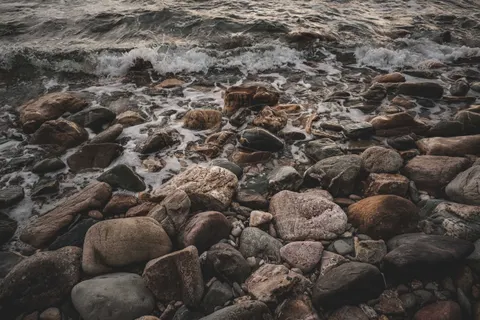 والپیپر ساحل صخره‌ای با کیفیت 4K · ocean · 3840×2560