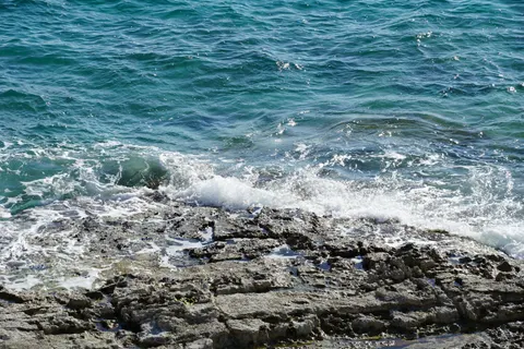 礁石海岸 4K桌布 · ocean · 3840×2560