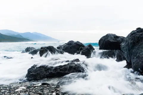 والپیپر ساحل صخره‌ای با کیفیت 4K · ocean · 3840×2560
