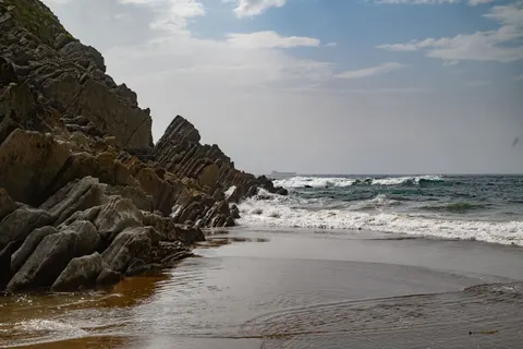 Rocky Shore 4K Wallpaper · ocean · 3840×2563