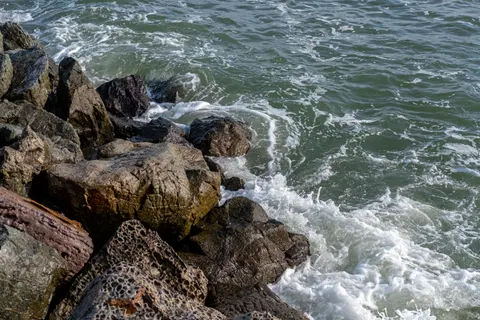바위 해안 4K 배경화면 · ocean · 3840×2560