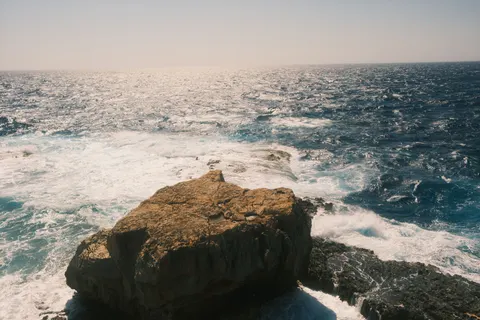 Rocky Shore 4K Wallpaper · ocean · 3840×2560