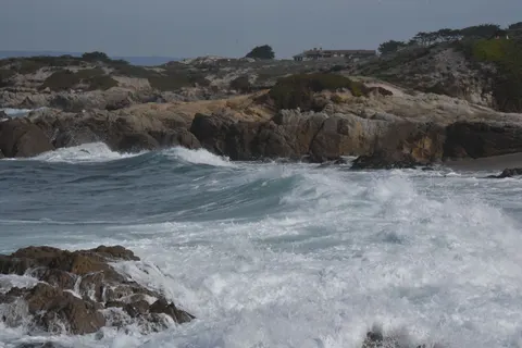 والپیپر ساحل صخره‌ای با کیفیت 4K · ocean · 3840×2563