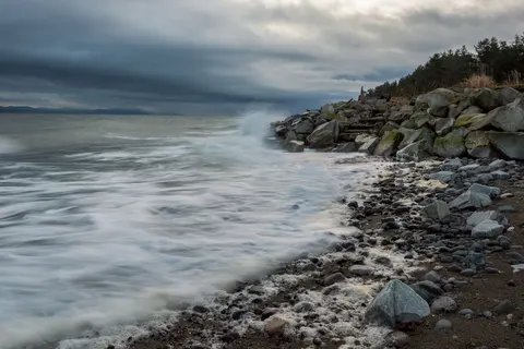والپیپر ساحل صخره‌ای با کیفیت 4K · ocean · 3840×2562