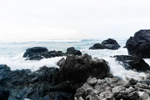 Rocky Shore 4K Wallpaper · ocean · 3840×2560