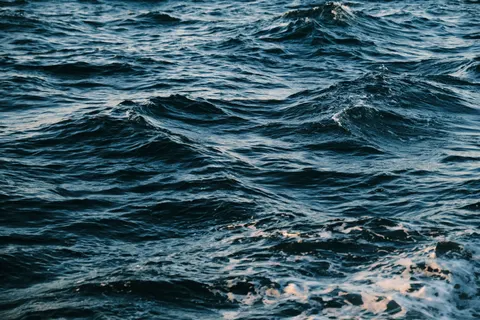 暴风海面 4K壁纸 · ocean · 3840×2560